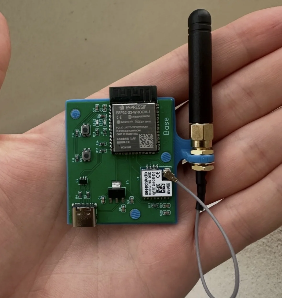 Receiver base prototype with antenna